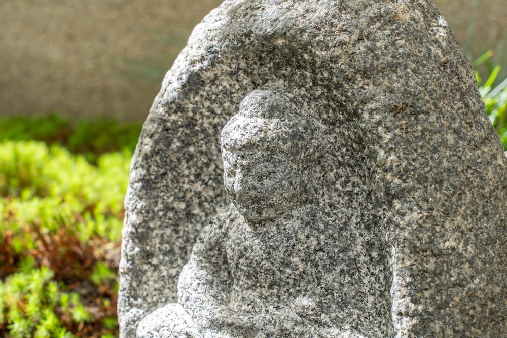 能勢黒石製、手彫りの石像 | Hand-carved Buddha Statue Made of Nose black Stone