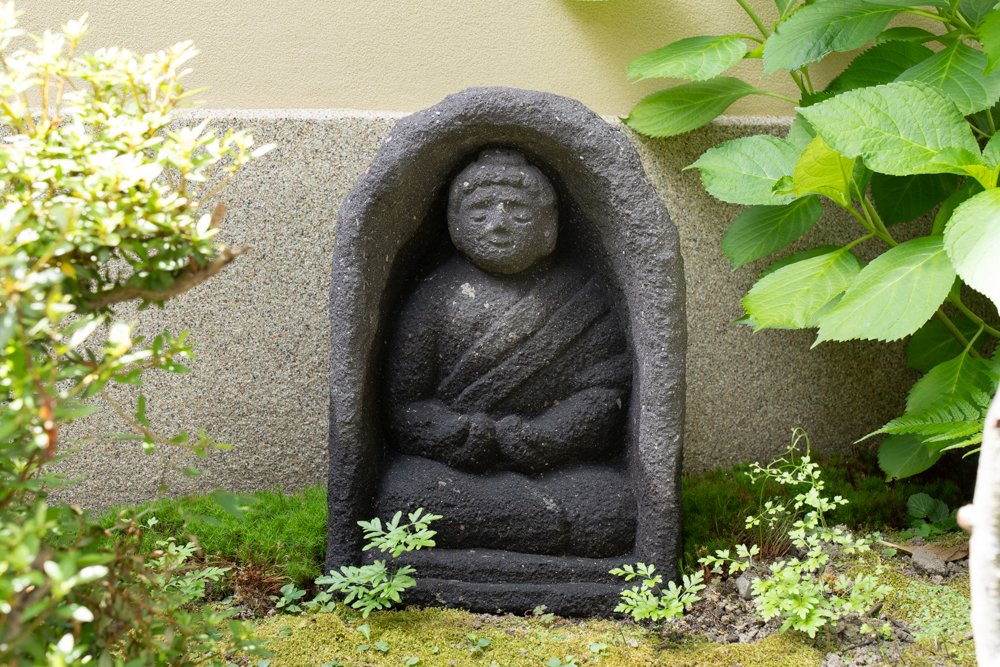 福岡県八女石製の石仏 | Black buddha Made of Yame Stone