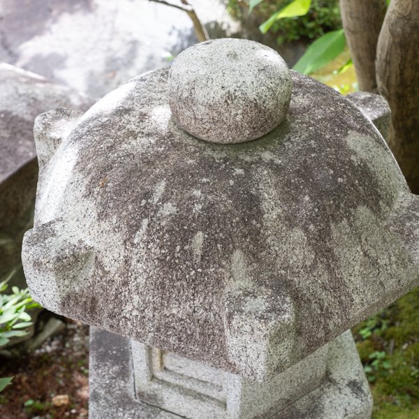 夏山石製、露地型活込み灯篭（3尺2寸） | Implanted Footpath Lantern