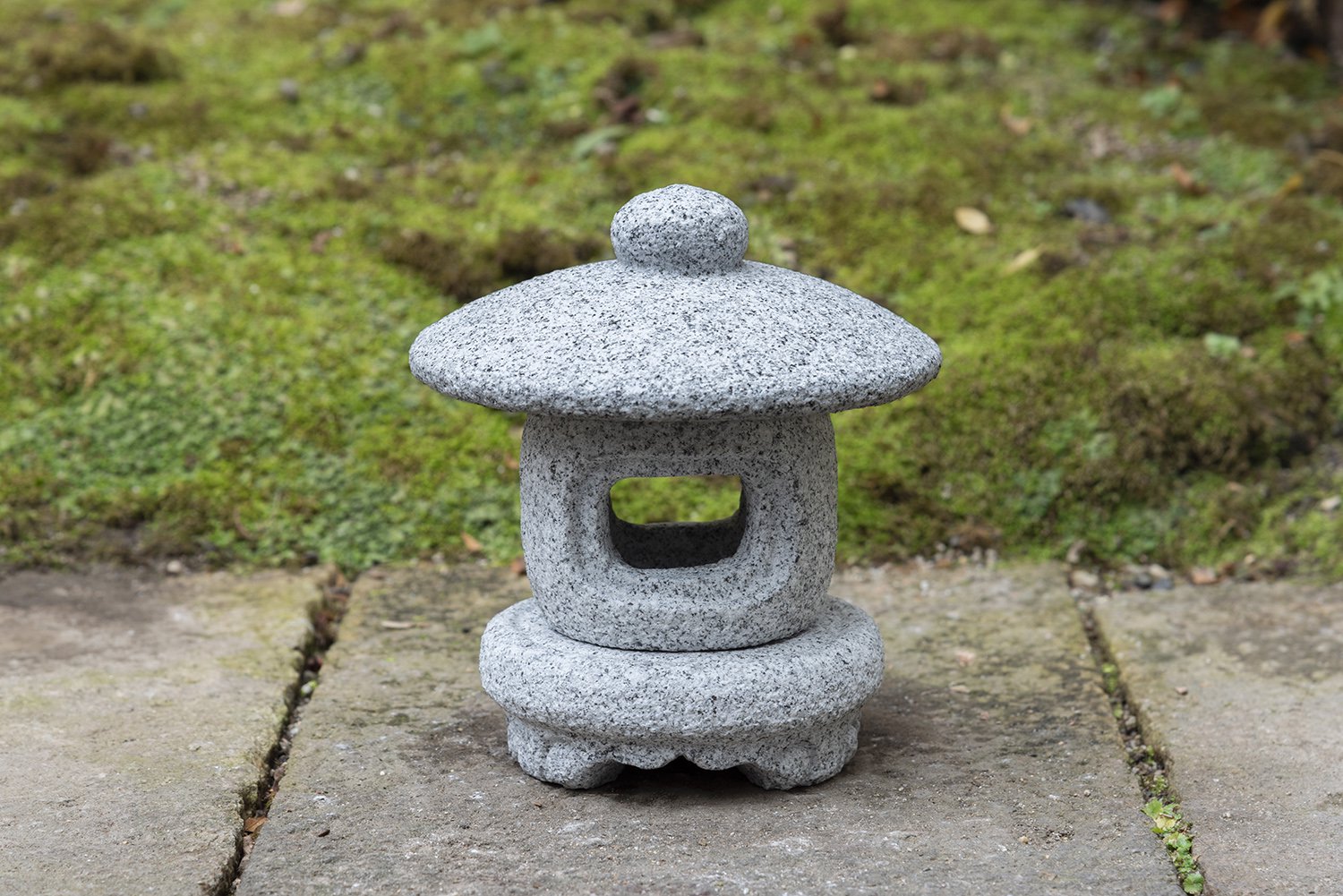 真壁石製のミニ灯篭（玉手型）｜Tamate style lantern of Makabe Stone