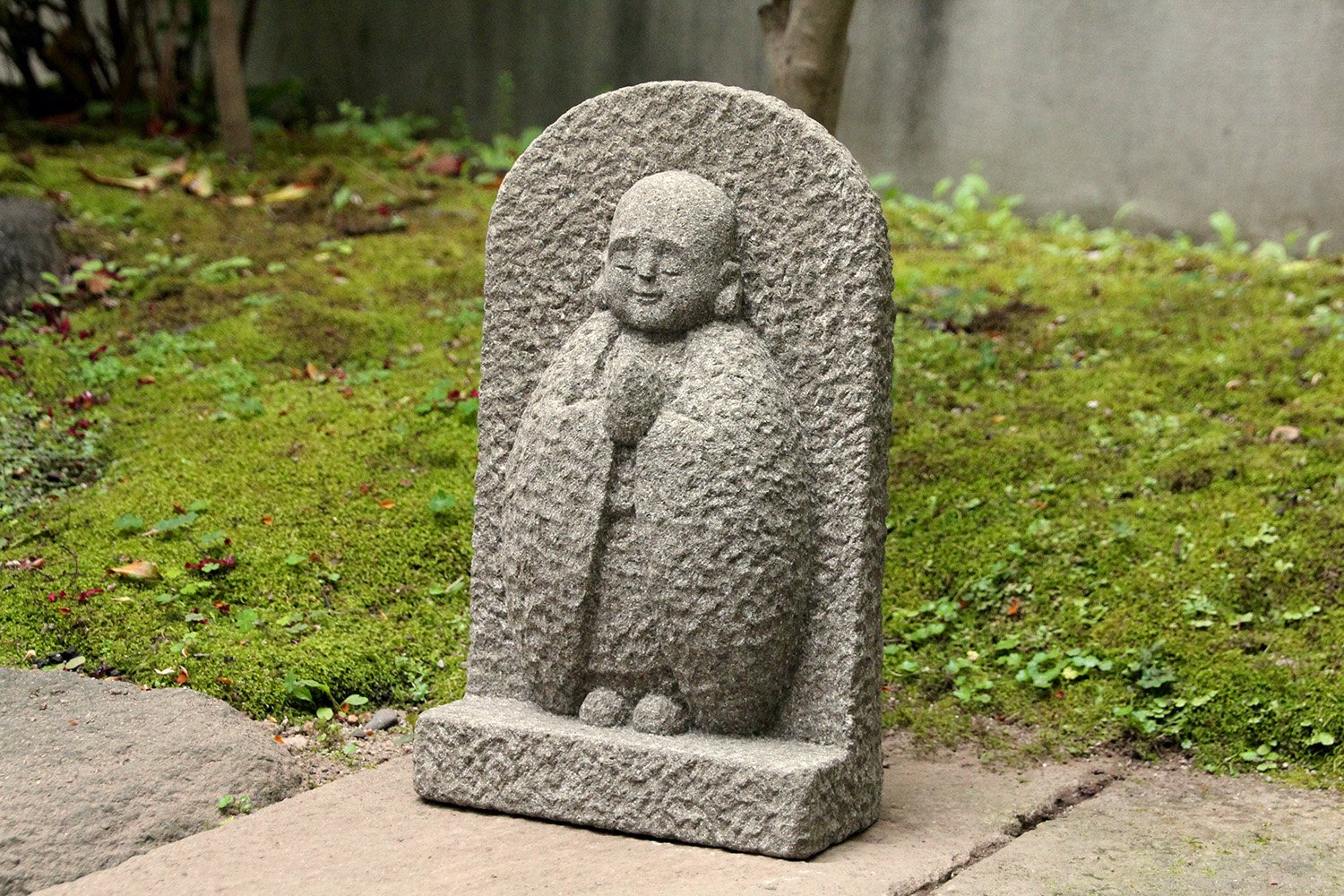 来待石製、レリーフ調のお地蔵様（合掌）| A Relief-style Jizo Statue ...