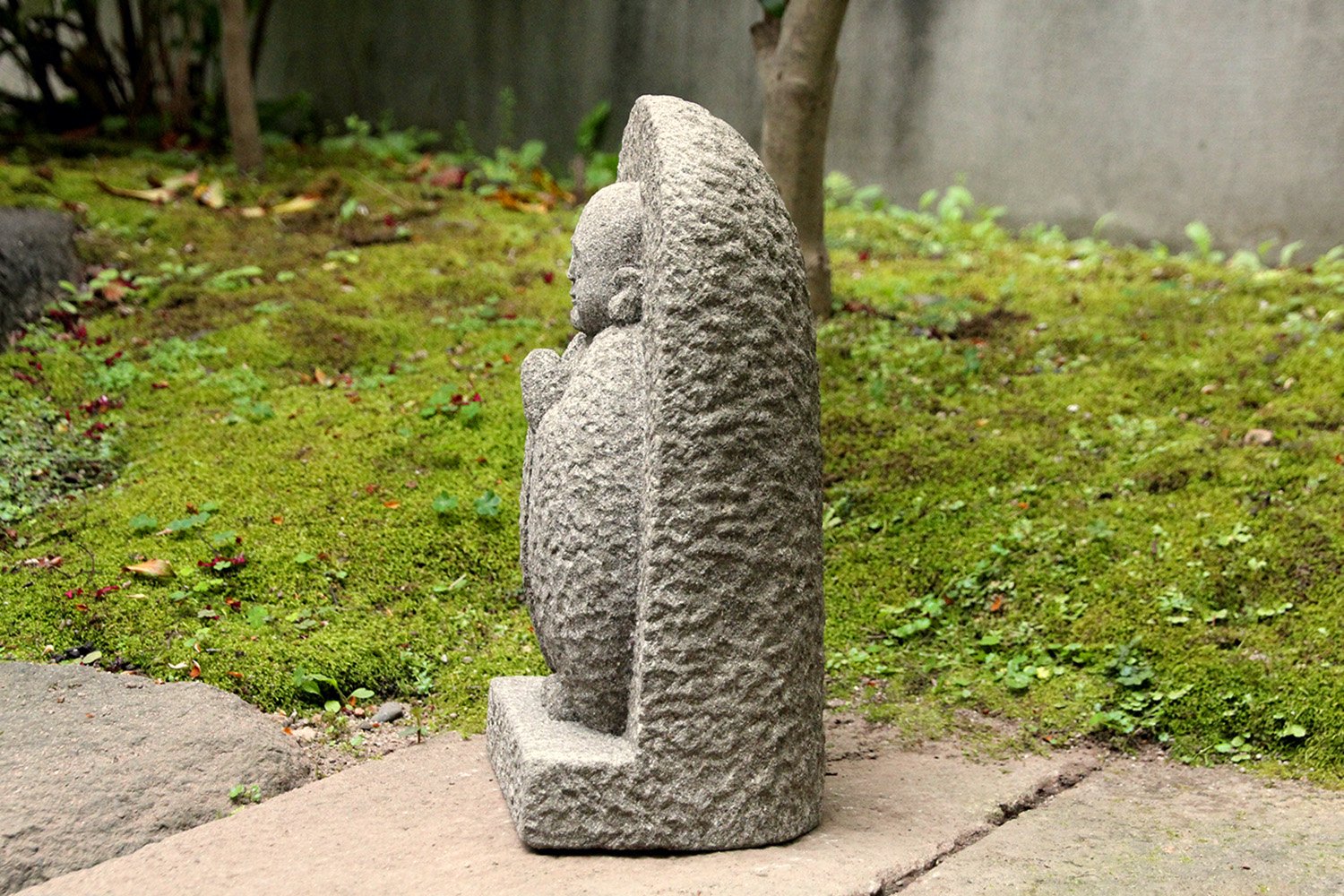 来待石製、レリーフ調のお地蔵様（花持ち）| A Relief-style Jizo Statue Holding Flowers