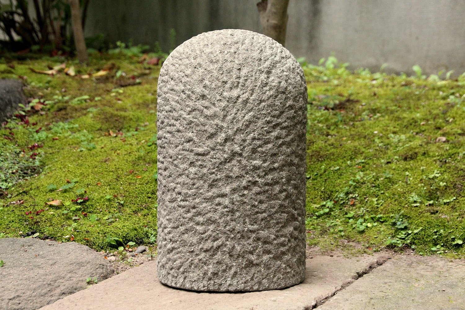 来待石製、レリーフ調のお地蔵様（花持ち）| A Relief-style Jizo Statue Holding Flowers