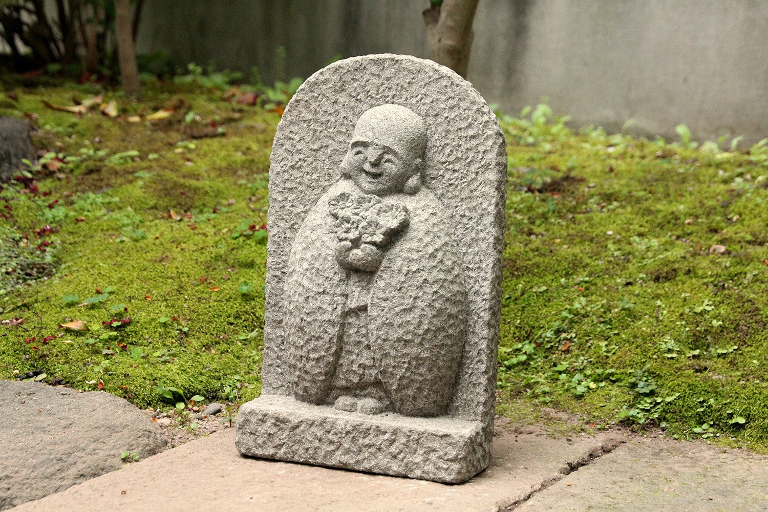 来待石製、レリーフ調のお地蔵様（花持ち）| A Relief-style Jizo Statue Holding Flowers