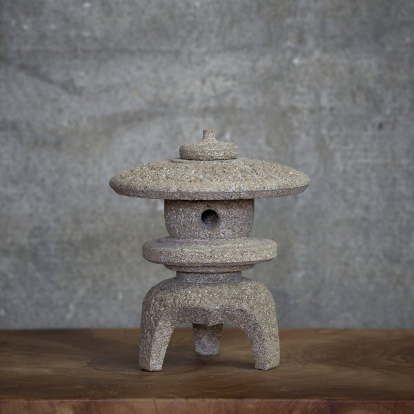来待石の小さな雪見灯篭（４寸）| Japanese Stone Lantern Made of Kimachi Sandstone
