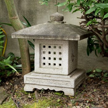 四角置き灯篭｜京都の石屋オリジナルの石灯籠｜自然石専門ショップ