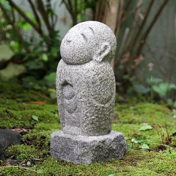 花沢石製、ほほえみ地蔵 |自然石台| Smiling Jizo on Natural Stone Stand (Hanazawa Stone)