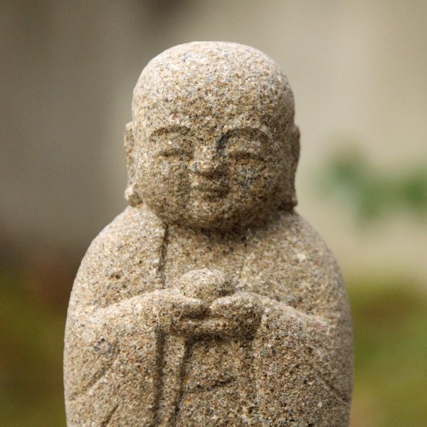 来待石製、小さなお地蔵さま（玉持ち）| Hand-carved Small Jizo with