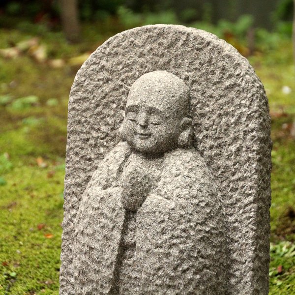 来待石製、レリーフ調のお地蔵様（合掌）| A Relief-style Jizo Statue with Praying Hands