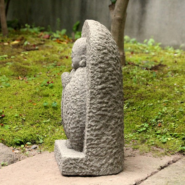 来待石製、レリーフ調のお地蔵様（合掌）| A Relief-style Jizo Statue with Praying Hands