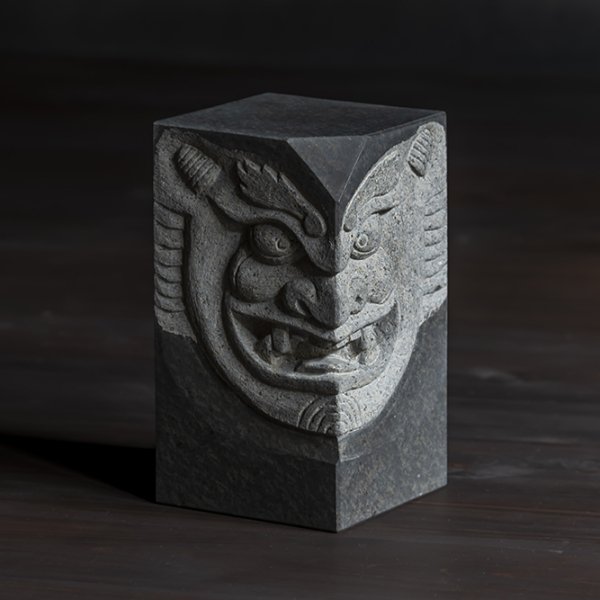 宮城県伊達冠石を使った、石工による手彫りの鬼門除け石 |Japanese Demon-faced Stone