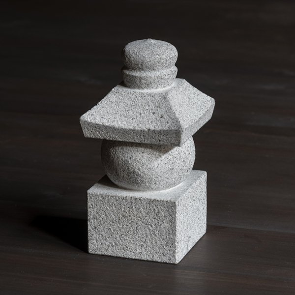 愛知県花沢石製、手彫りの手元供養用五輪塔 (白御影） | Japanese stone pagoda for on-hand memorial  (white granite)