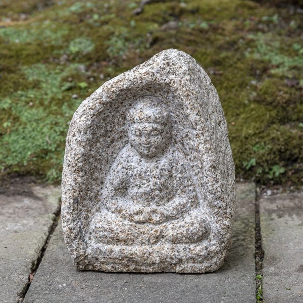 本御影石製、手彫りの石仏 | Hand-carved Stone Buddha Made of Hon-Mikage Stone