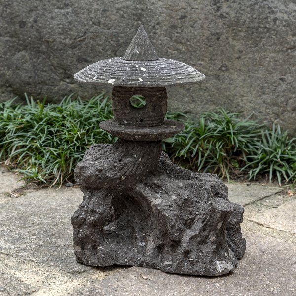 八女石産、小さな自然木型灯篭 | Natural Wood-Style Lanterns