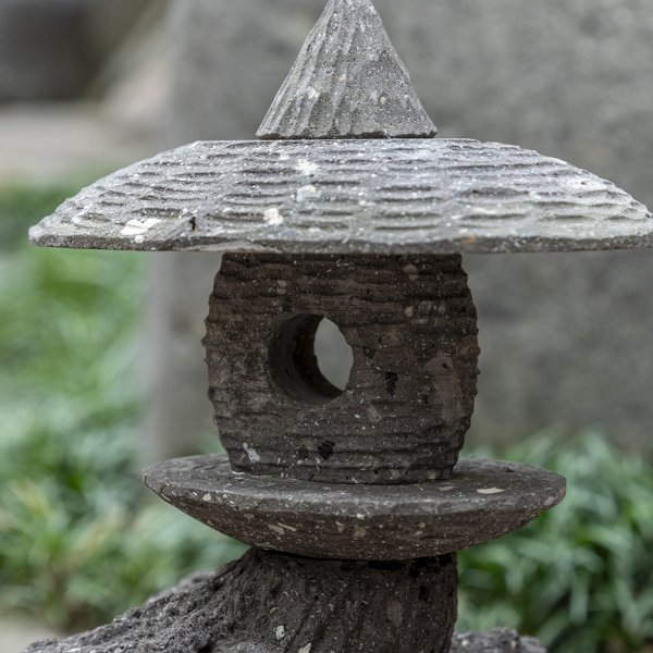 八女石産、小さな自然木型灯篭 | Natural Wood-Style Lanterns