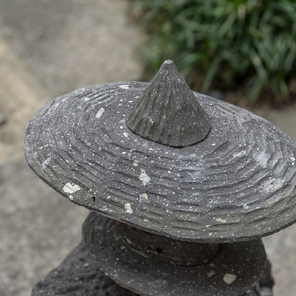 八女石産、小さな自然木型灯篭 | Natural Wood-Style Lanterns