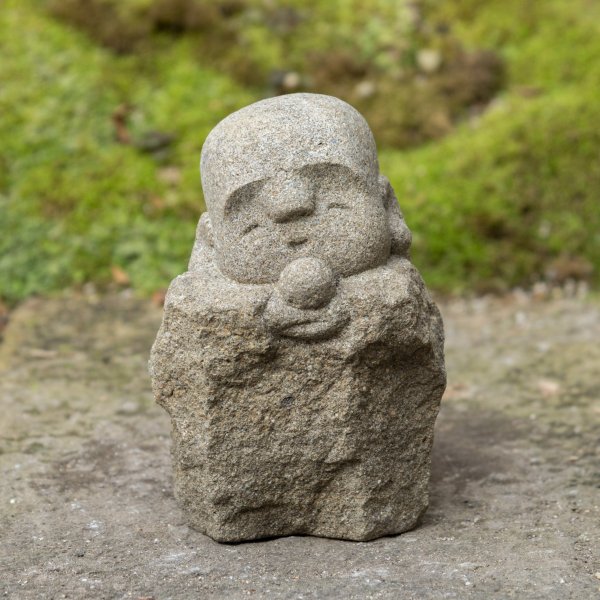 島根県産来待石製、手彫りの玉持ちお地蔵さま | Hand-carved Japanese Jizo Statue with A Flower