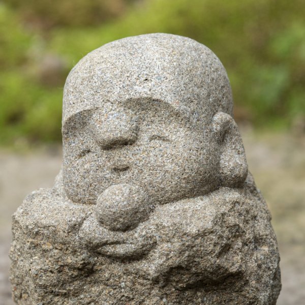 島根県産来待石製、手彫りの玉持ちお地蔵さま | Hand-carved Japanese Jizo Statue with A Flower