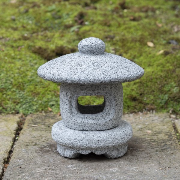 真壁石製のミニ灯篭（玉手型）｜Tamate style lantern of Makabe Stone