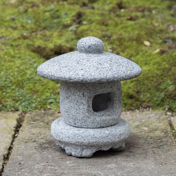 真壁石製のミニ灯篭（玉手型）｜Tamate style lantern of Makabe Stone