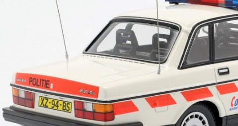 ミニチャンプス 155171498 1/18 ボルボ 240 GL 1986 オランダ警察パトカー - ミニチャンプス専門店　【Minichamps  World】