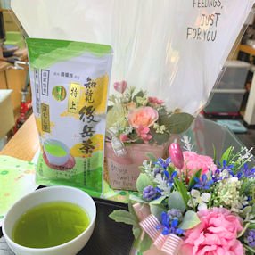 愛らしいお花のアレンジメントBOXとお茶の樋之口園-特上-知覧後岳ふかむし茶をセット