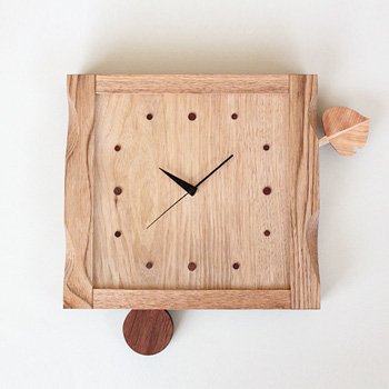 【木の葉の時計（振り子タイプ）】木の幹をイメージしたデザインの木製掛け時計です - 鈴木工房オンラインショップ