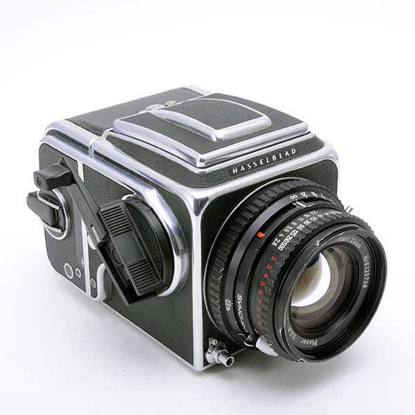 公式の  HASSELBLAD ★500C/M Planar 80mm f2.8、A12 フィルムカメラ