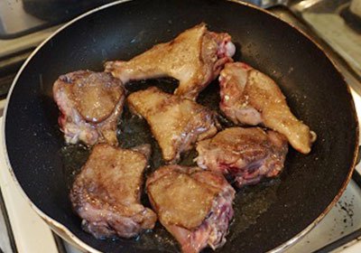 鴨もも肉の赤ワイン煮込み　青森県産鴨肉