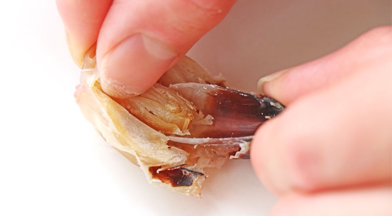 いかトンビの食べ方、美味しくするチョイ足し　いかトンビの殻を剥がして食べる
