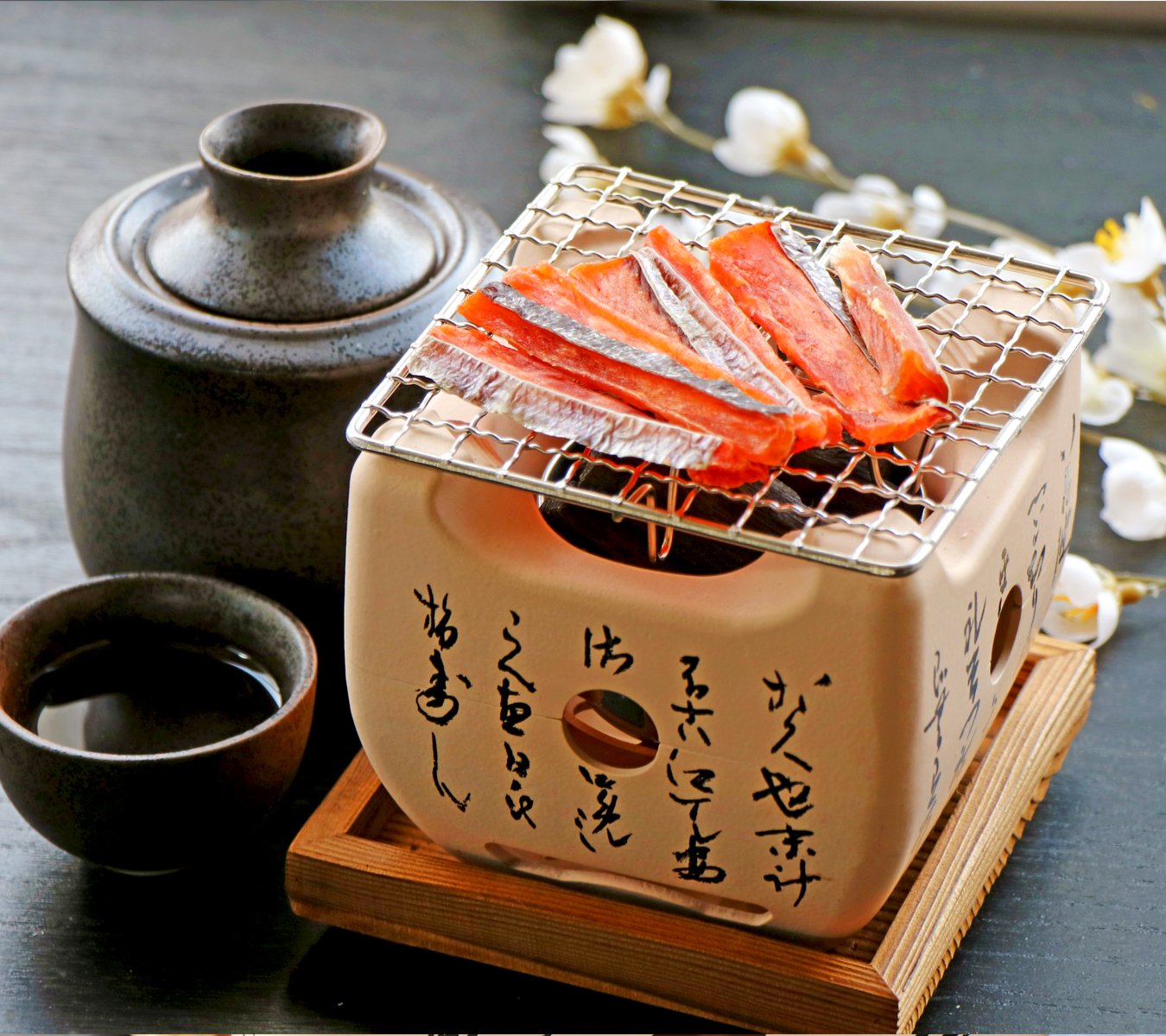 鮭とばの食べ方から美味しくするチョイ足し（日本酒編）無添加鮭とば焼いてる画像