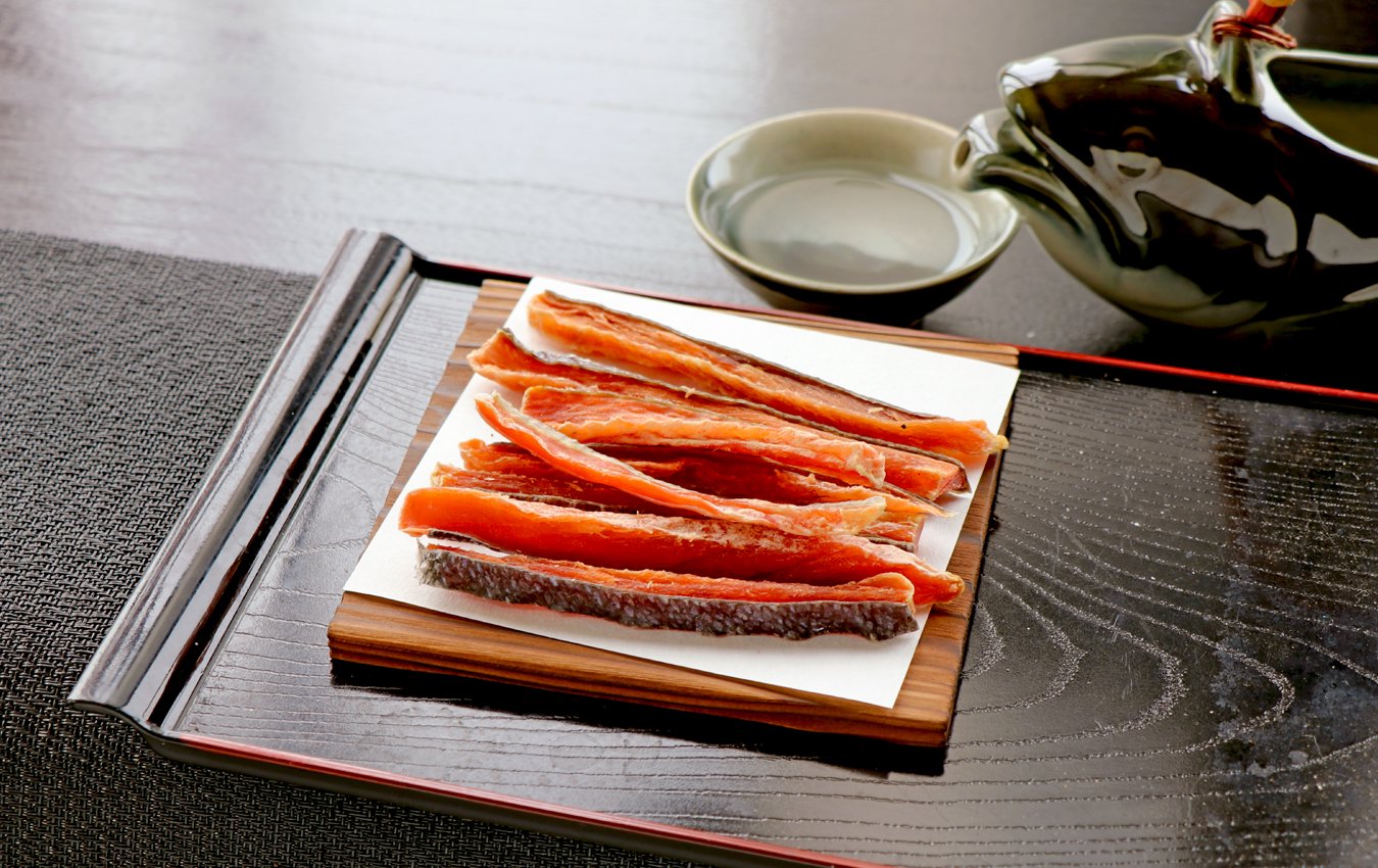 日本酒に、おすすめの鮭とば 　純米酒に無添加鮭とば