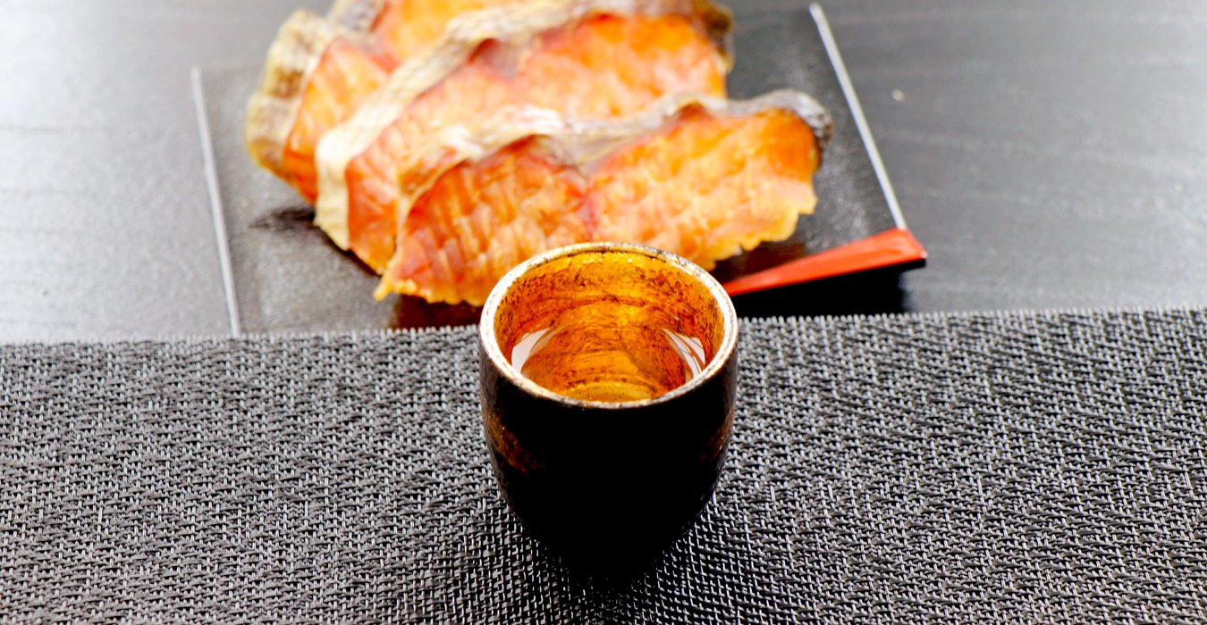 日本酒に、おすすめの鮭とば 　花冷えくらい