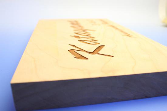 木材へ文字や絵柄をレーザー加工で彫刻するサービス