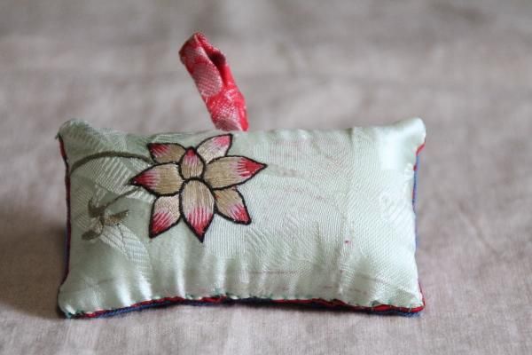 手刺繍＊フランス刺繍のクッション ピンク フランス刺繍と図案155集 クッション特集2 | 戸塚刺しゅう