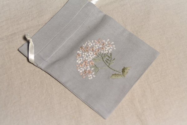 ベトナム手刺繍巾着袋【M】 グレーの生地×白ピンク 小花 ≪メール便可