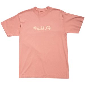 <img class='new_mark_img1' src='https://img.shop-pro.jp/img/new/icons20.gif' style='border:none;display:inline;margin:0px;padding:0px;width:auto;' />The Quiet Life Horizon Script Tee　-コーラル
