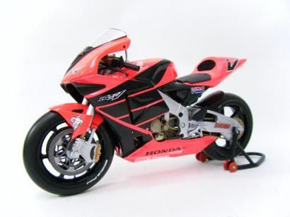 ミニチャンプス 1/12 ホンダ RC211V V.ロッシ サマーテストバイク 2001 - ミニカー・モデルバイク通販ショップ　DDダイキャスト