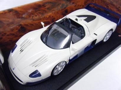 マテル 1/18 マセラティ MC12（ホワイト/ブルー） - ミニカー・モデル 