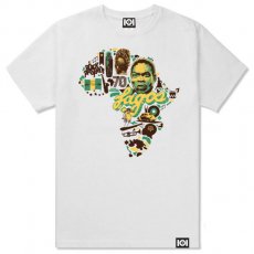 <img class='new_mark_img1' src='https://img.shop-pro.jp/img/new/icons6.gif' style='border:none;display:inline;margin:0px;padding:0px;width:auto;' />101 Apparel x Fuse Green "Fuse Lagos" Tシャツ / ホワイト
