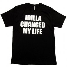 <img class='new_mark_img1' src='https://img.shop-pro.jp/img/new/icons30.gif' style='border:none;display:inline;margin:0px;padding:0px;width:auto;' />J Dilla "Changed My Life" Tシャツ / ブラック