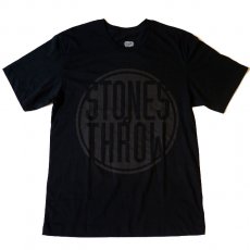 <img class='new_mark_img1' src='https://img.shop-pro.jp/img/new/icons58.gif' style='border:none;display:inline;margin:0px;padding:0px;width:auto;' />Stones Throw "ロゴ" Tシャツ / ブラック×ブラック