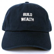 <img class='new_mark_img1' src='https://img.shop-pro.jp/img/new/icons30.gif' style='border:none;display:inline;margin:0px;padding:0px;width:auto;' />HSTRY "Build Wealth" ダッドキャップ / ネイビー