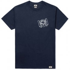<img class='new_mark_img1' src='https://img.shop-pro.jp/img/new/icons6.gif' style='border:none;display:inline;margin:0px;padding:0px;width:auto;' />101 Apparel "UNITY 101" Tシャツ / ネイビー
