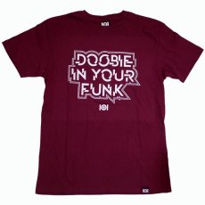 <img class='new_mark_img1' src='https://img.shop-pro.jp/img/new/icons30.gif' style='border:none;display:inline;margin:0px;padding:0px;width:auto;' />101 Apparel "DOOBIE IN YOUR FUNK" Tシャツ / マルーンレッド