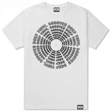 <img class='new_mark_img1' src='https://img.shop-pro.jp/img/new/icons6.gif' style='border:none;display:inline;margin:0px;padding:0px;width:auto;' />101 Apparel "DEEP VINYL GROOVES" Tシャツ / ホワイト