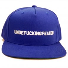 <img class='new_mark_img1' src='https://img.shop-pro.jp/img/new/icons30.gif' style='border:none;display:inline;margin:0px;padding:0px;width:auto;' />Undefeated "UNDEFUCKINGFEATED" スナップバックキャップ / ダークブルー