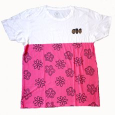 <img class='new_mark_img1' src='https://img.shop-pro.jp/img/new/icons58.gif' style='border:none;display:inline;margin:0px;padding:0px;width:auto;' />De La Soul "Flower Stack" Tシャツ/ ホワイト x ピンク
