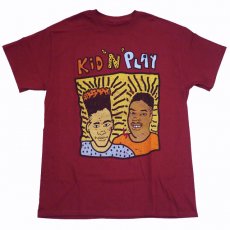 <img class='new_mark_img1' src='https://img.shop-pro.jp/img/new/icons6.gif' style='border:none;display:inline;margin:0px;padding:0px;width:auto;' />Kid'n Play "80's" Tシャツ / バーガンディレッド
