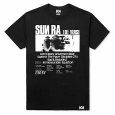 <img class='new_mark_img1' src='https://img.shop-pro.jp/img/new/icons30.gif' style='border:none;display:inline;margin:0px;padding:0px;width:auto;' />101 Apparel "SUN RA VERSE" Tシャツ / ブラック